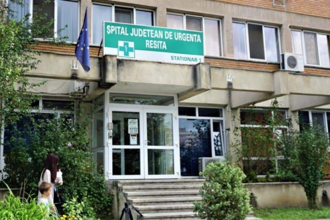 Bărbat gonit cu mătura din spital