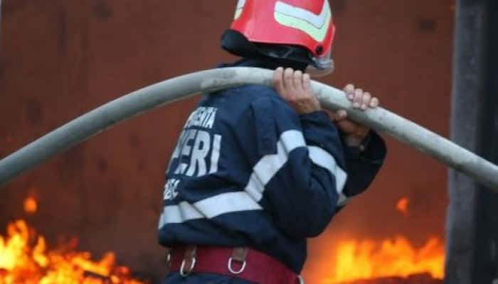 Un incendiu a cuprins casa parohială de la vechea biserică din Valea Screzii