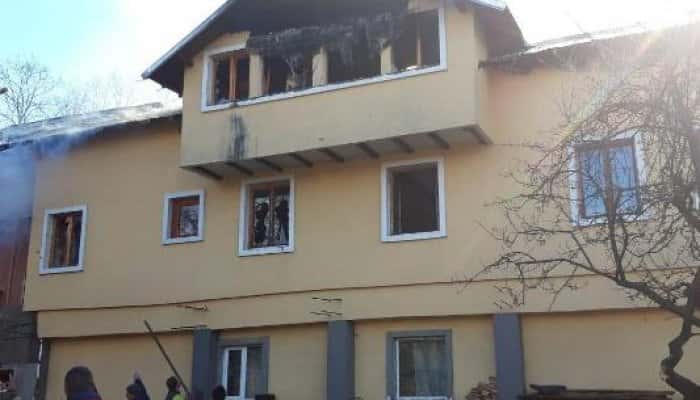 VIDEO - Intervenție la Valea Screzii, pentru lichidarea incendiului care a cuprins casa parohială