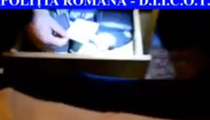 VIDEO - Bărbat reținut de DIICOT pentru pornografie infantilă. Într-un singur an i-ar fi căzut victime 120 de copii