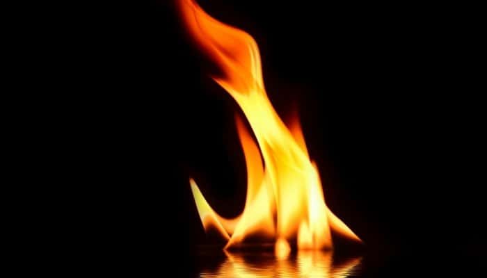 O femeie a fost stropită cu benzină şi incendiată chiar de soţul ei 