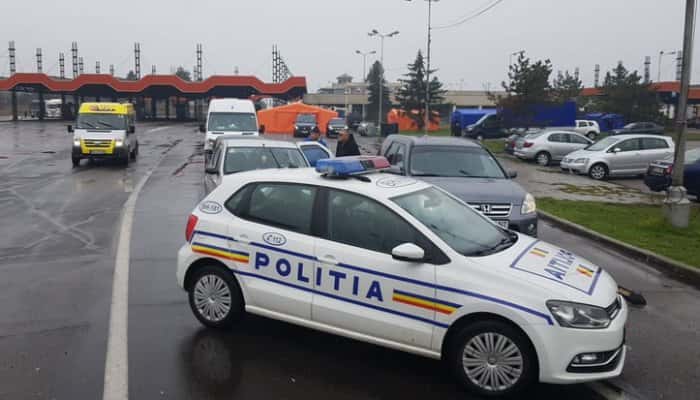 Corturi amenajate în Vama Borş pentru tirerea oamenilor care intră în România