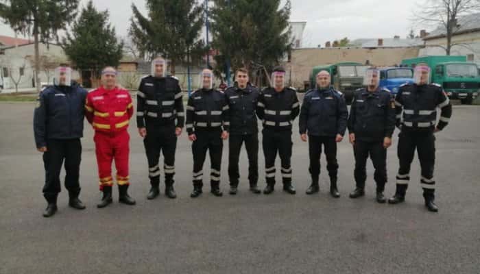 Elevii Colegiului &quot;Caragiale&quot; Ploieşti realizează viziere pentru protecţia paramedicilor