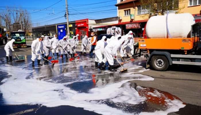 FOTO | Cum sunt spălate și igienizate străzile din Târgoviște