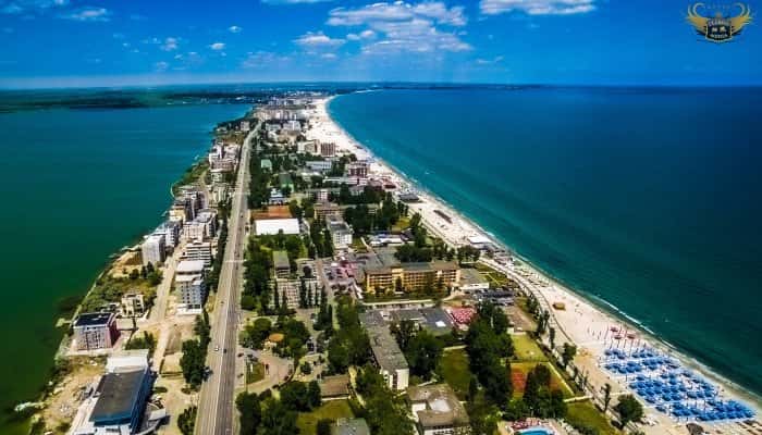 Hotelierii de pe litoral pregătesc măsurile pentru sezonul estival: turiștii vor mânca în serii, iar de pe plajă ar putea să dispară saltelele