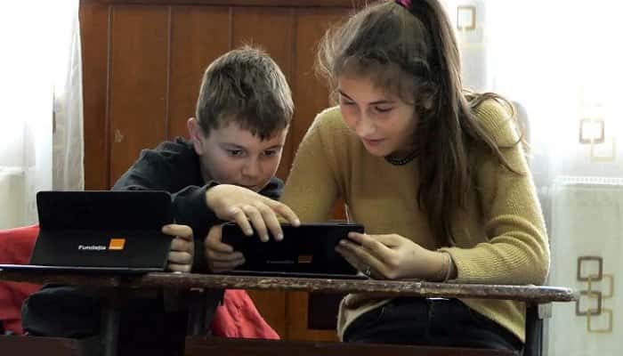 DIGITALIADA | Tablete puse la dispoziție gratuit, pentru elevii fără posibilități financiare din 50 de școli, inclusiv din Prahova