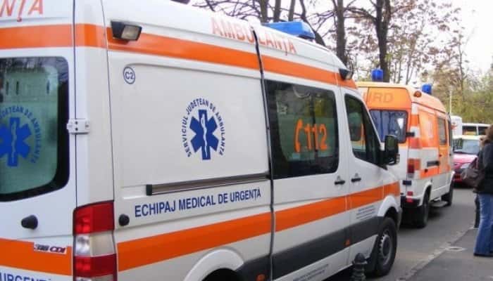 Accident neobişnuit. Un copil de 3 ani şi-a călcat mama cu maşina