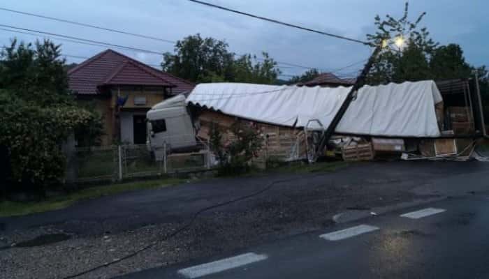 Un șofer a intrat cu TIR-ul în curtea postului de Poliție