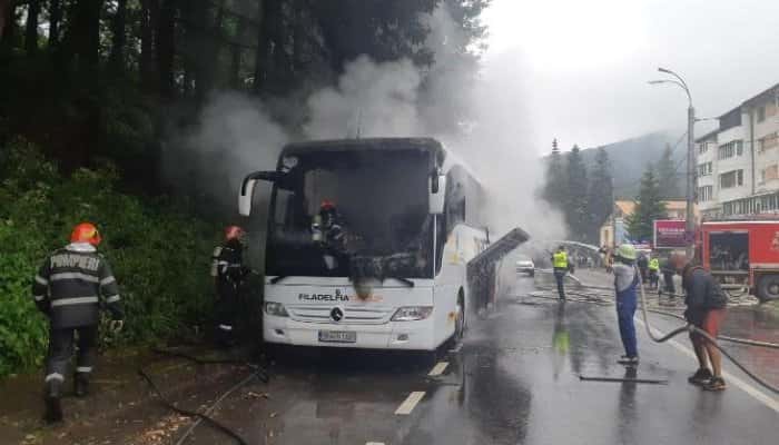 FOTO și VIDEO| Autocar în flăcări pe DN 1, la Azuga. Printre pasageri se aflau și copii, dar și o femeie însărcinată