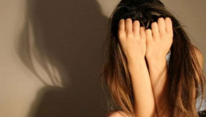 Minoră de 16 ani pusă să întreţină relații sexuale cu câte 30 de clienți pe zi. Sora fetei, dată de mamă pe mâna unuia dintre suspecți pe când avea doar 7 ani