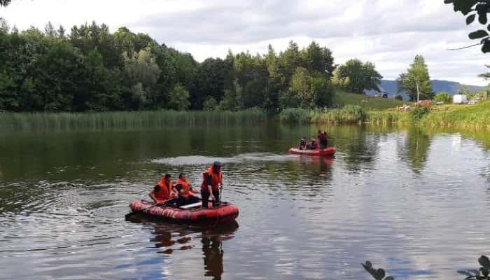 Pompierii din Buzău și un echipaj de scafandri caută un bărbat care s-ar fi înecat în lacul de pe platoul Meledic