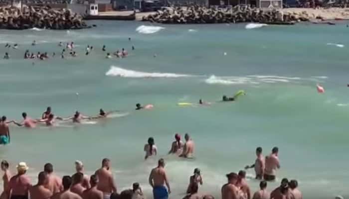 VIDEO: Lanţ uman la Eforie Nord pentru aducerea la mal a trei salvamari care intraseră să scoată un bărbat din mare