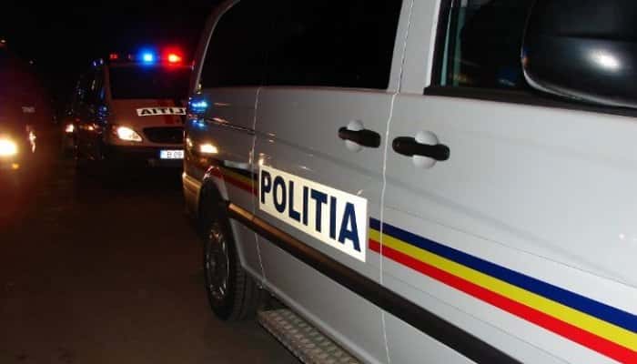 Săbii, topoare și cuțite găsite de polițiști, în timpul unor percheziții în Buzău