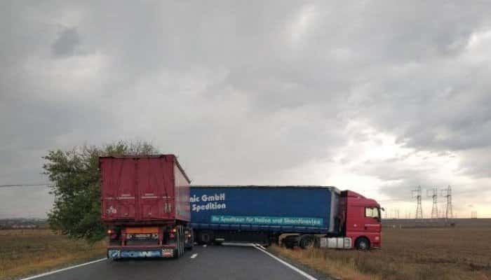 Un TIR înmatriculat în Prahova a blocat, luni, drumul între Constanța și Tulcea