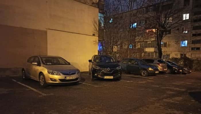 FOTO | Stăpâni pe domeniul public! Scandal pe locurile de parcare, la o asociaţie din vestul Ploieştiului