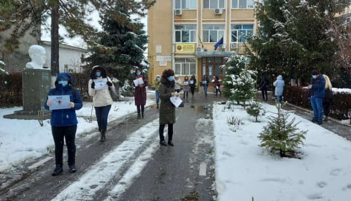 VIDEO | Protest al profesorilor la Colegiul „Virgil Madgearu” Ploieşti, după schimbarea conducerii