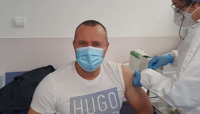 Un primar a sărit rândul şi s-a vaccinat în etapa dedicată cadrelor medicale, apoi s-a lăudat pe Facebook