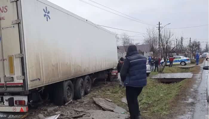 VIDEO | Pieton ucis de TIR, pe DN 71. Ambulanța care se deplasa acolo, de asemenea implicată într-un eveniment