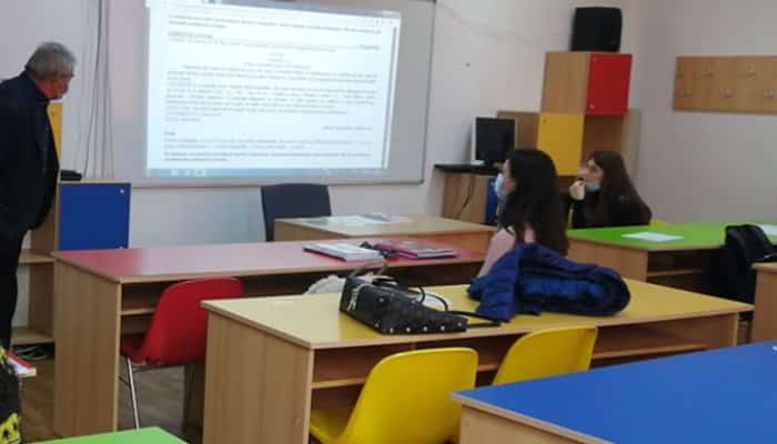 Ministrul Educației a prezentat patru scenarii în care cursurile vor continua on-line. Școlile trebuie să modifice orarele