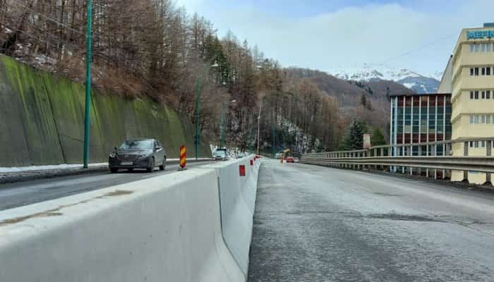 FOTO | Separatoare de sens montate pe DN1, la intrarea în Sinaia