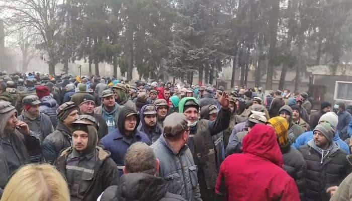 Sute de mineri protestează la Complexul Energetic Hunedoara. Cei aproximativ 60 de mineri blocați în subteran amenință cu greva foamei 