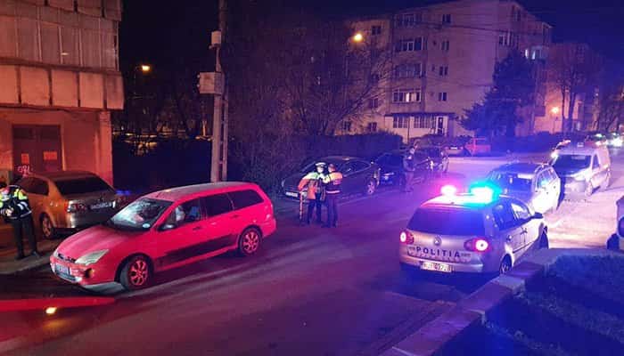 Un bărbat fără permis, la volanul unei mașini cu numere false, a avariat 10 autoturisme parcate pe o stradă din Constanța