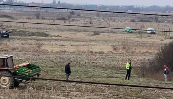 Bebeluş găsit mort, abandonat pe un câmp