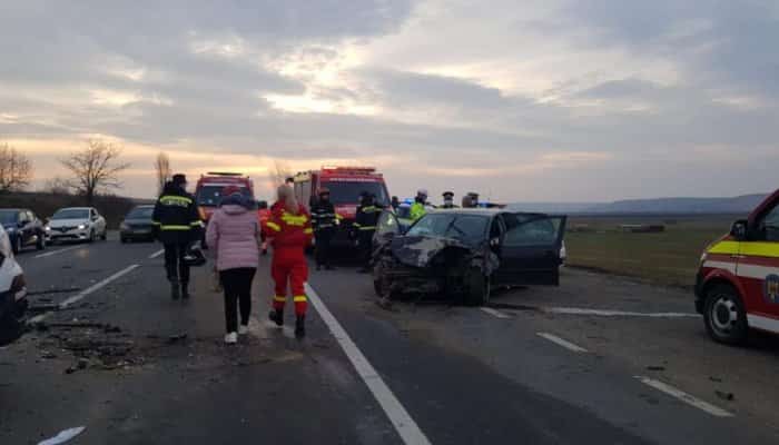 11 persoane au fost implicate într-un accident rutier petrecut vineri dimineață