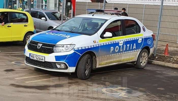 Poliţist amendat după ce a parcat pe două locuri, ambele pentru persoane cu handicap