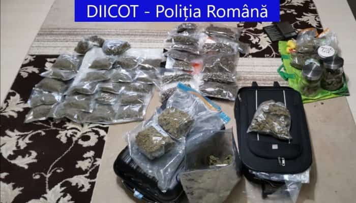 Doi suspecţi reţinuţi pentru trafic de droguri, după ce la percheziţie au fost găsite aproape 4 kilograme de cannabis