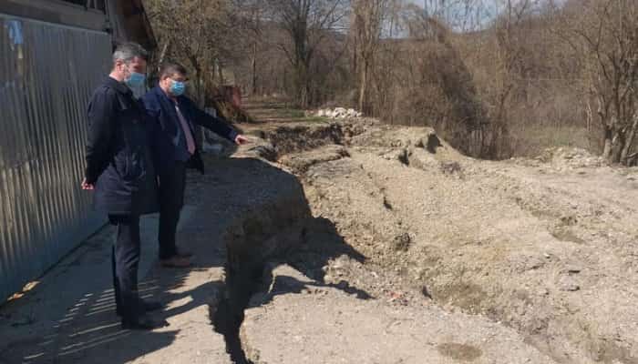 FOTO | Gospodării şi drumuri afectate de alunecările de teren reactivate în Prahova