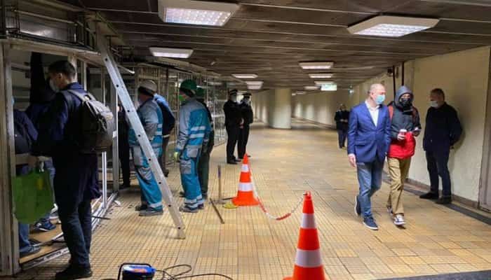 A început demolarea spațiilor comerciale de la metrou