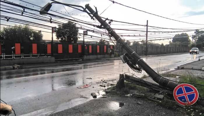 Un bărbat a dărâmat un stâlp de curent, după ce a agăţat cablurile cu autospeciala