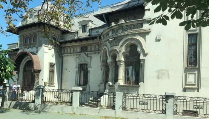 VIDEO | Primăria Ploieşti încearcă din nou să cumpere Casa Căsătoriilor şi ar putea renunţa la clădirea PECO