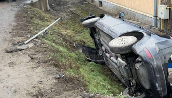 Un șofer de 19 ani s-a răsturnat cu mașina, încercând să scape de Poliție. Tânărul a gonit cu peste 180 km/oră