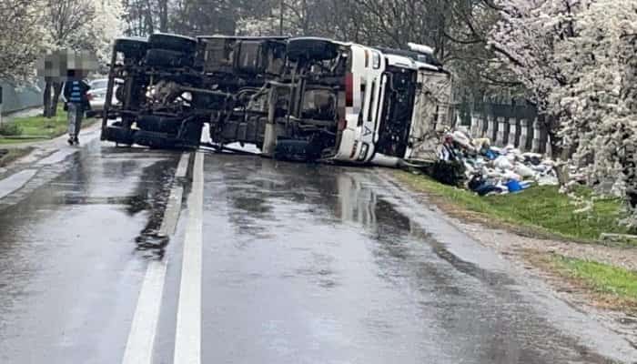 Trafic blocat, după ce o maşină de gunoi încărcată s-a răsturnat pe DN 23