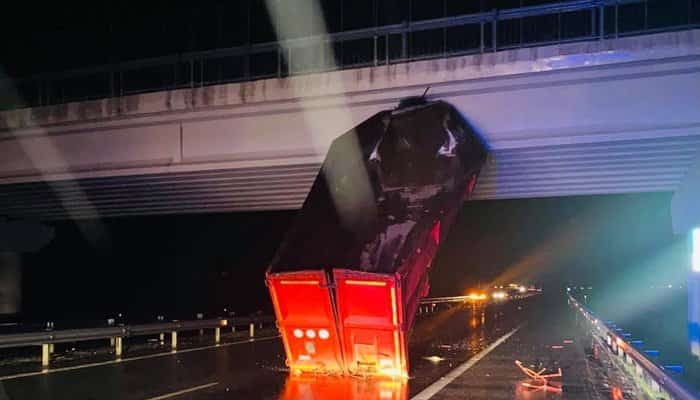 Remorca unui TIR a rămas agăţată de un pod, blocând parţial circulaţia pe A1