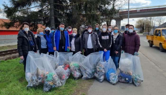 Peste 500 de angajaţi ai unei primării de municipiu au fost scoşi la curăţenie pe domeniul public