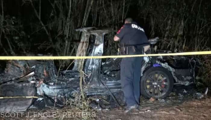 Doi bărbaţi au murit în accidentul unei maşini Tesla. Poliţia suspectează că vehiculul era pe pilot automat