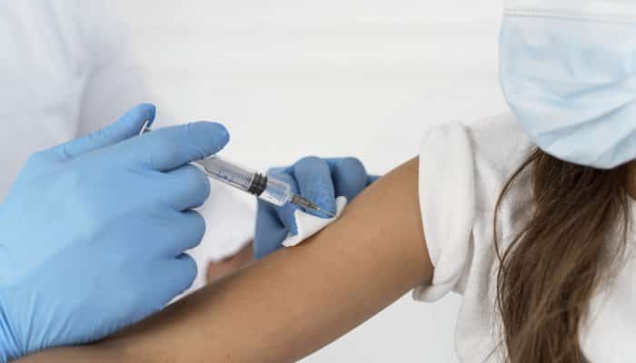 Vaccinarea gratuită anti-HPV din România va fi extinsă și la fetele de peste 14 ani și la băieți 