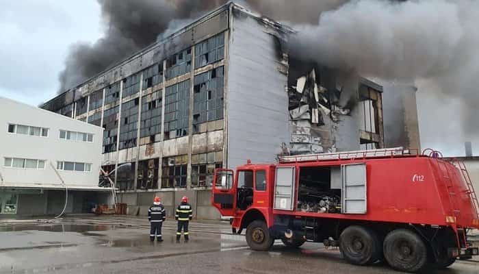 Garda de Mediu Prahova, referitor la incendiul de la Ecoburn: “Măsurătorile indicatorilor de calitate ai aerului monitorizați nu au prezentat creșteri sau depășiri”