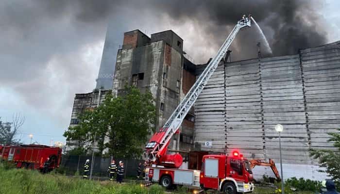 INCENDIU ECOBURN | Pompierii se luptă cu flăcările, în continuu, de la 3 dimineața. Intervenția, dificilă și foarte periculoasă