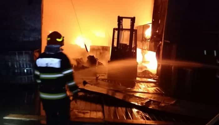 VIDEO | Posibilă victimă a incendiului de la Ecoburn // Indiciul care i-a alertat pe salvatori // Echipele ISU nu pot pătrunde în hala cuprinsă de flăcări