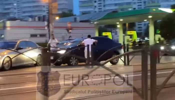 VIDEO | Mașină blocată în trafic și vandalizată de doi tineri, în București