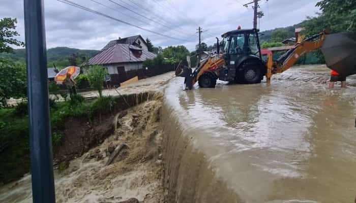 Suvoaie de apa s-au format pe strazile localitatilor in care a plouat torential, in cursul zilei de vineri