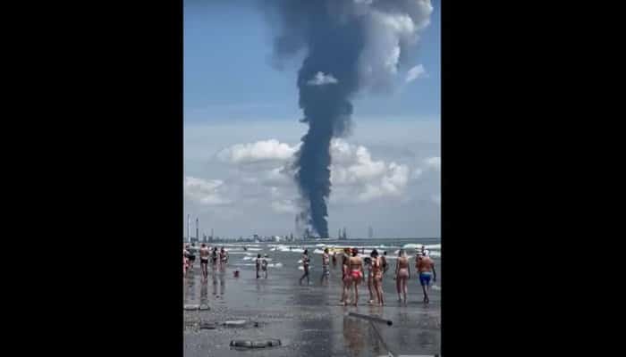 Fumul degajat de incendiul de la Petromidia se vede de pe plaja din Mamaia