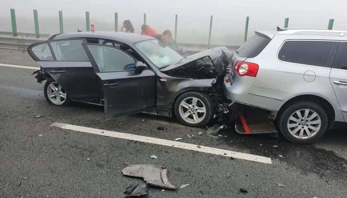 55 de mașini lovite în 4 accidente în lanț. Circulația este blocată