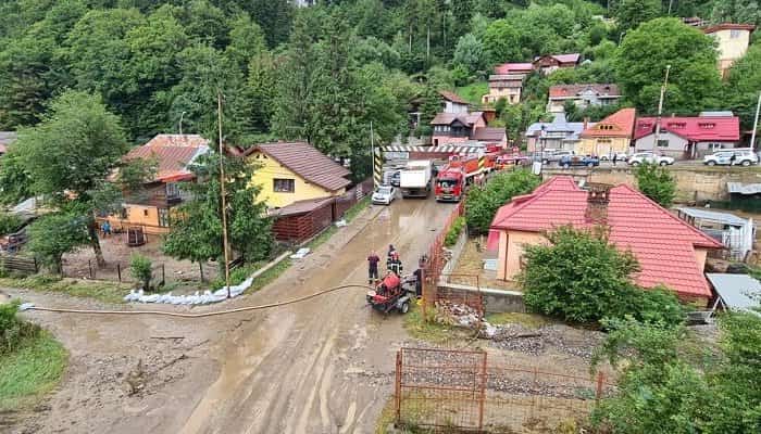 Inundatii la Azuga, Sinaia si Busteni