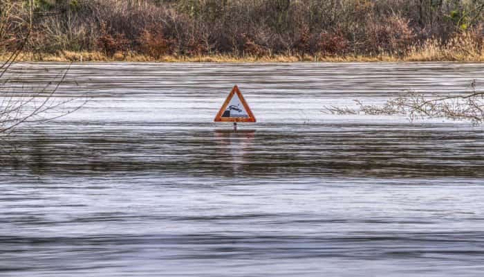 60 de persoane aflate într-un camping de rulote din județul Dâmbovița, în apropierea cabanei Zănoaga, sunt blocate din cauza inundațiilor din zona de munte.