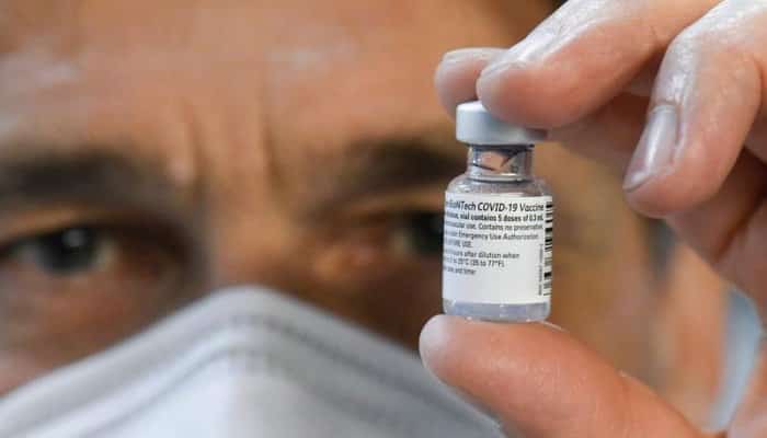 A treia doză administrată din vaccinul anti-Covid dezvoltat de Pfizer şi BioNTech îmbunătăţeşte semnificativ protecţia împotriva contaminării cu SARS-CoV-2 şi a unei forme grave de boală la oamenii cu vârste de peste 60 de ani, în comparaţie cu cei care au primit două doze, arată un studiu realizat în Israel, potrivit News.ro.